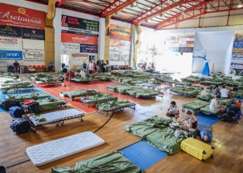 Φονικές πυρκαγιές στην Κρήτη: Τρεις νεκροί πυροσβέστες και χιλιάδες εκκενώσεις