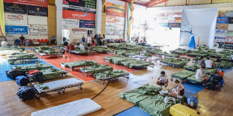 Φονικές πυρκαγιές στην Κρήτη: Τρεις νεκροί πυροσβέστες και χιλιάδες εκκενώσεις