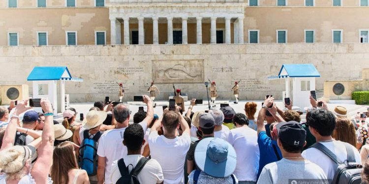 Καύσωνας: Στους 43°C το θερμόμετρο με απαγόρευση εργασιών και συναγερμό